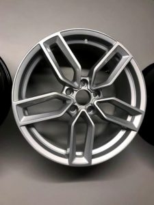 Refurbished diamond cut alloy wheel silver rubber